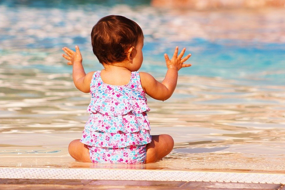 niemowlak może pływać w basenie